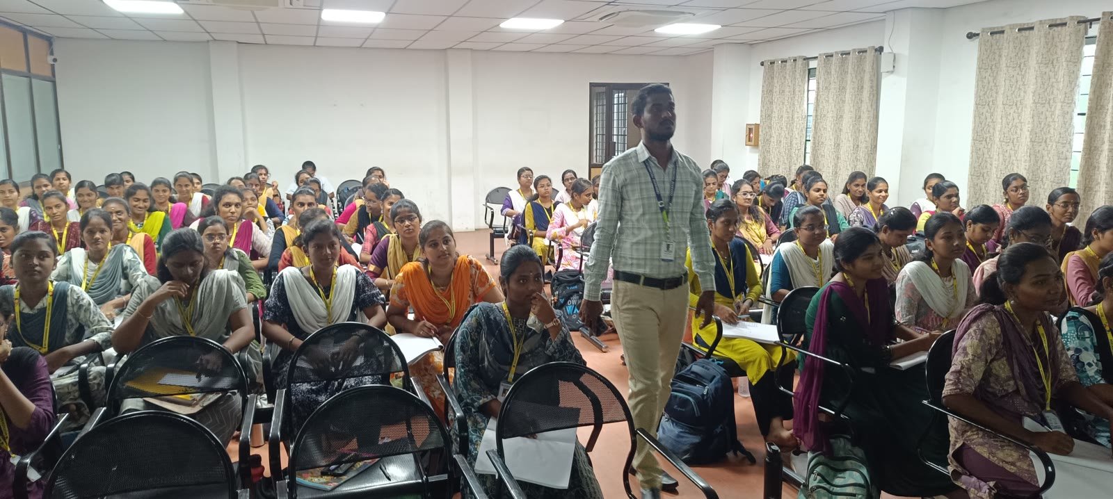 A full hall of engineering students at a GeekBase C programming workshop at Muthayammal Engineering College
